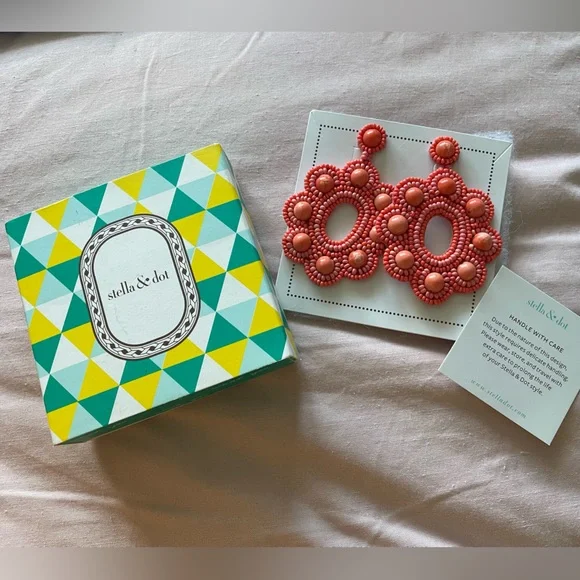 BNWT Stella & Dot rose statement earrings (for pierced ears) - Picture 3 of 3